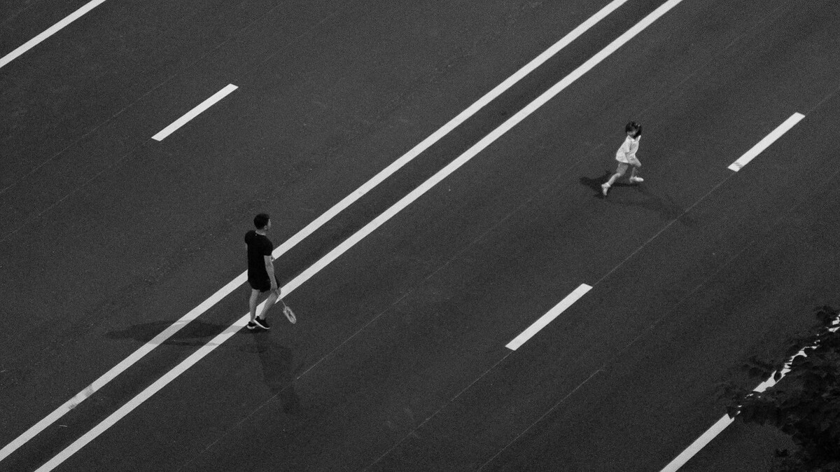 2021.06.21 苏州 吴中区仁泰花园家中拍摄楼下街道。空旷的街道上父亲跟着刚打完羽毛球的女儿。
