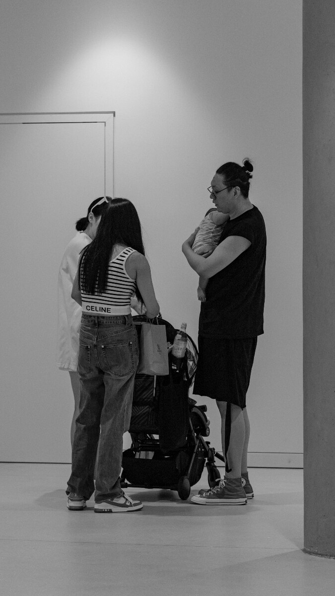 2021.06.26 杭州 天目里拍摄。 父亲抱着孩子和家人交谈。