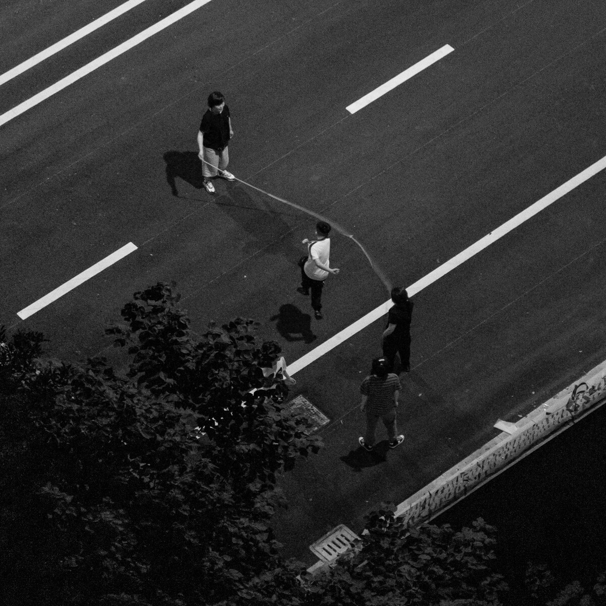 2021.06.21 苏州 吴中区仁泰花园家中拍摄楼下街道。长辈甩大绳,小辈跳大神,这是童年时的记忆,他们很幸福,小时候有母亲陪伴着玩耍。
