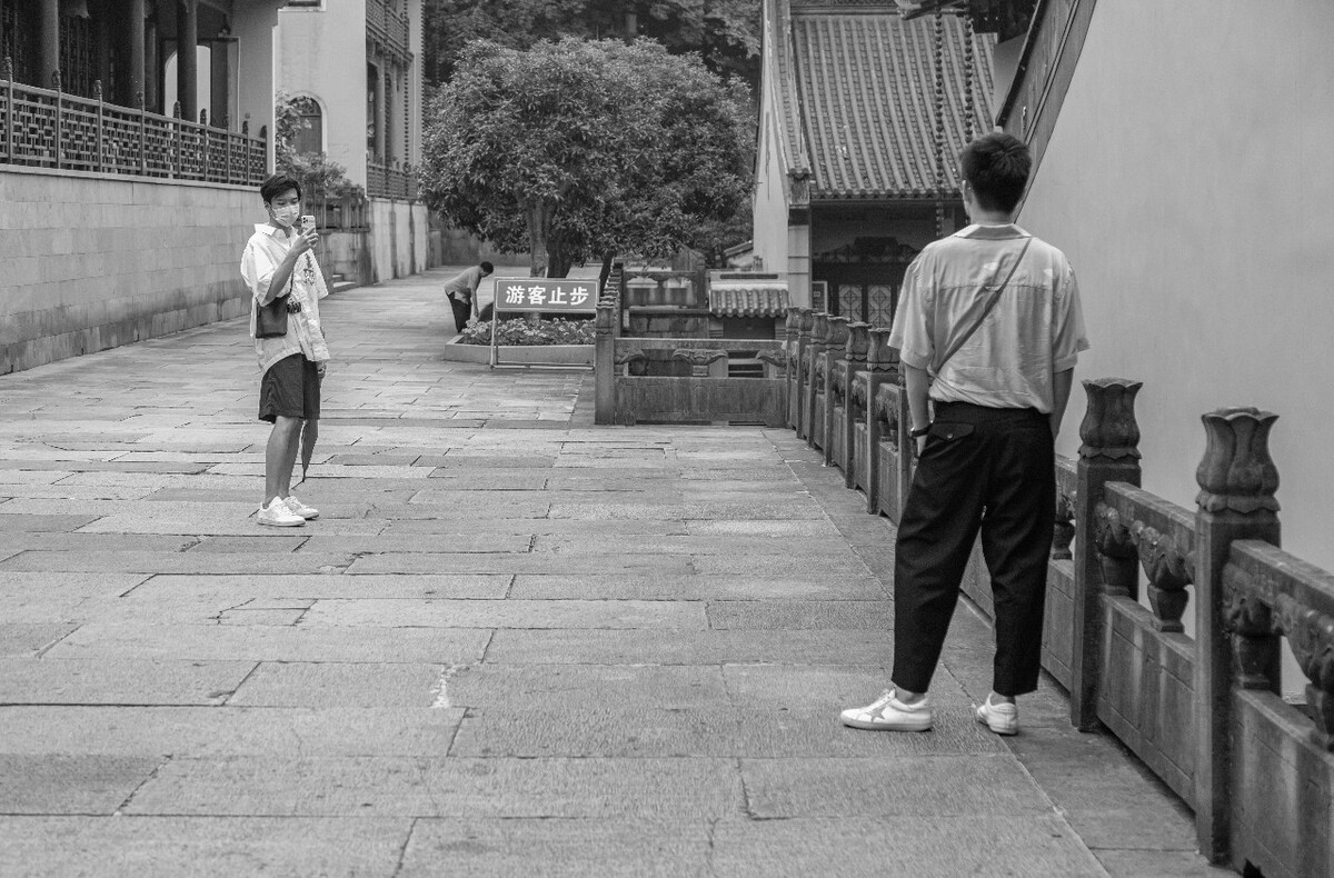 2021.06.26 杭州 灵隐寺拍摄。 好友出行,互相帮忙拍照留念。