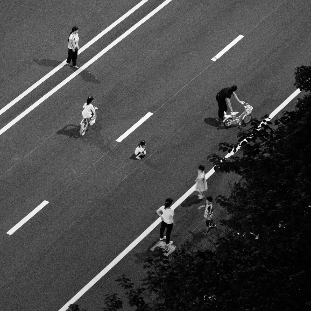 2021.06.21 苏州 吴中区仁泰花园家中拍摄楼下街道。长辈陪着小辈玩耍。