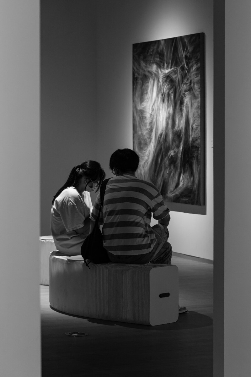 2021.07.08 苏州 苏州中心商场星悦汇拍摄。星悦汇2楼QU ART MUSEUM的一起看展览《岛》的情侣。
