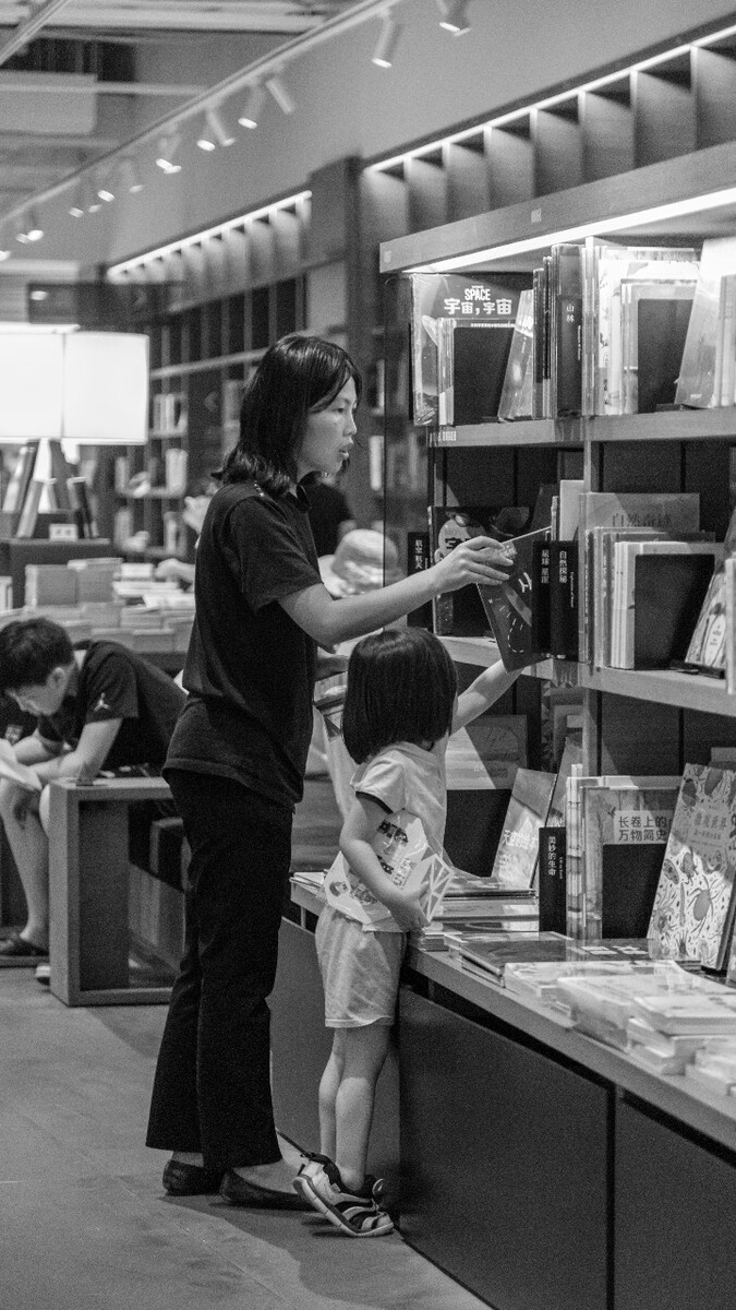 2021.06.26 杭州 鸢尾书店拍摄。 母亲陪着女儿在书店选书。