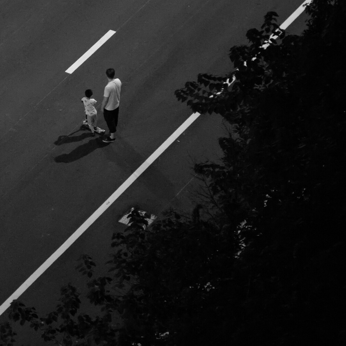 2021.08.09 苏州 吴中区仁泰花园家中拍摄楼下街道。长辈陪着小朋友看其他小朋友玩滑板车。