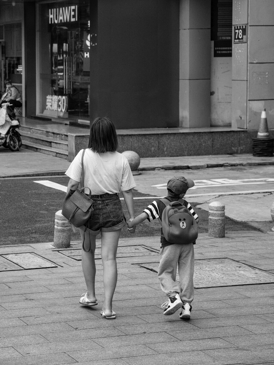 2021.08.13 苏州 宝带路地铁口所摄。母子儿子手牵手,儿子很开心的蹦跶。