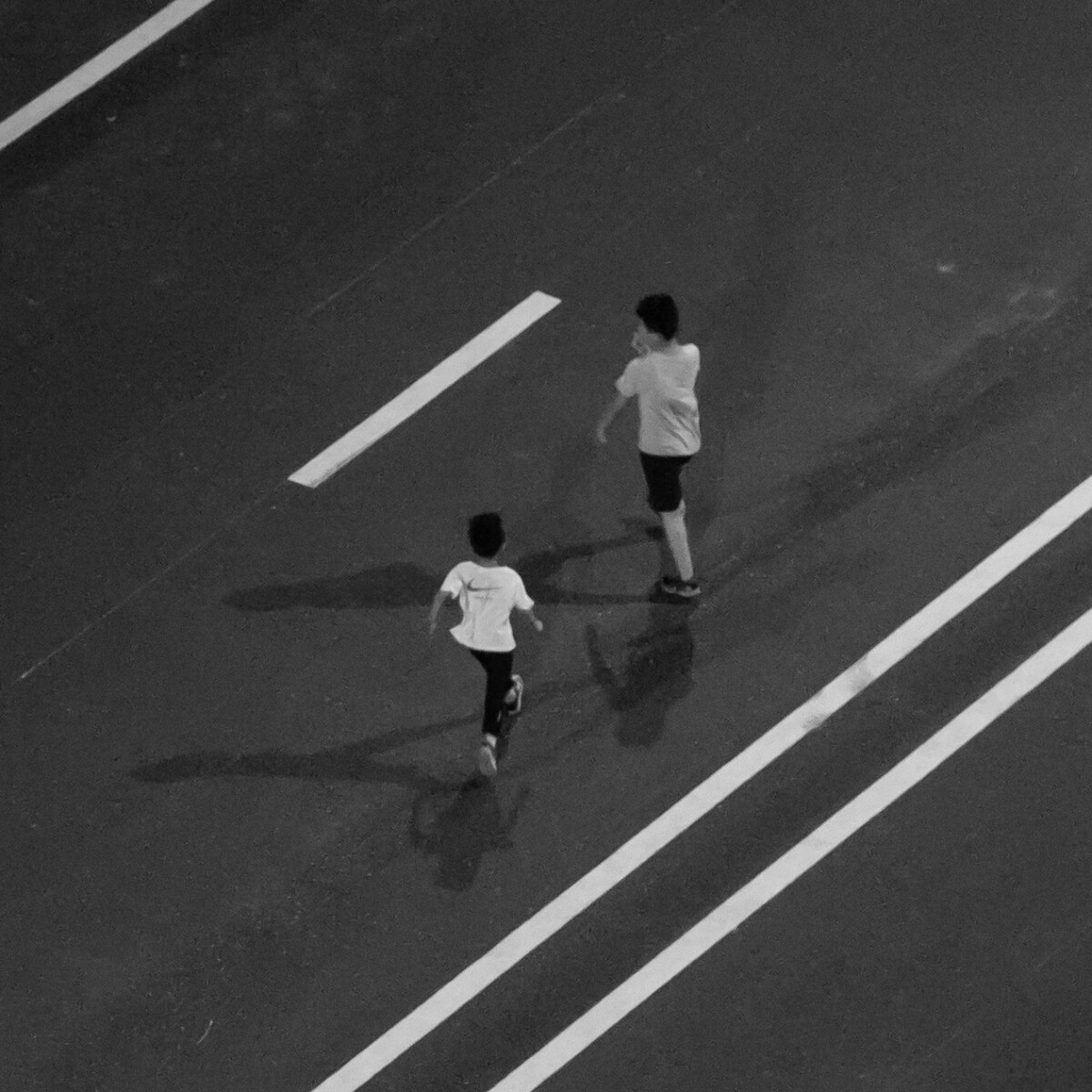 2021.08.09 苏州 吴中区仁泰花园家中拍摄楼下街道。小朋友陪伴着玩耍,你追我赶。