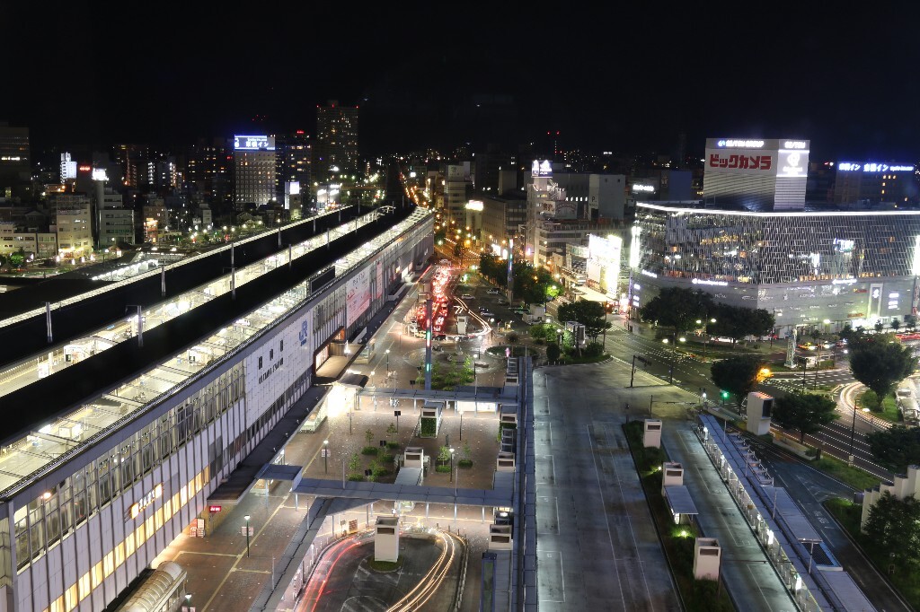 入住日本的酒店后，推开窗帘，与黑夜不符的光亮照射进来，细细一看，本该寂静的夜晚却显得不太一样。火车站的亮光，赛车场的车尾灯，商场醒目的广告灯，还有远处三三两两的星点，无不透露着繁华的气息，也给这座小城以不平凡的感受。    2015.8 日本冈山。
