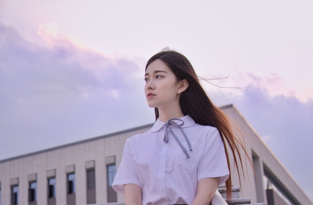 等一阵风来<br />
吹弯命运<br />
让彼此的相遇有波澜壮阔的背景<br />
