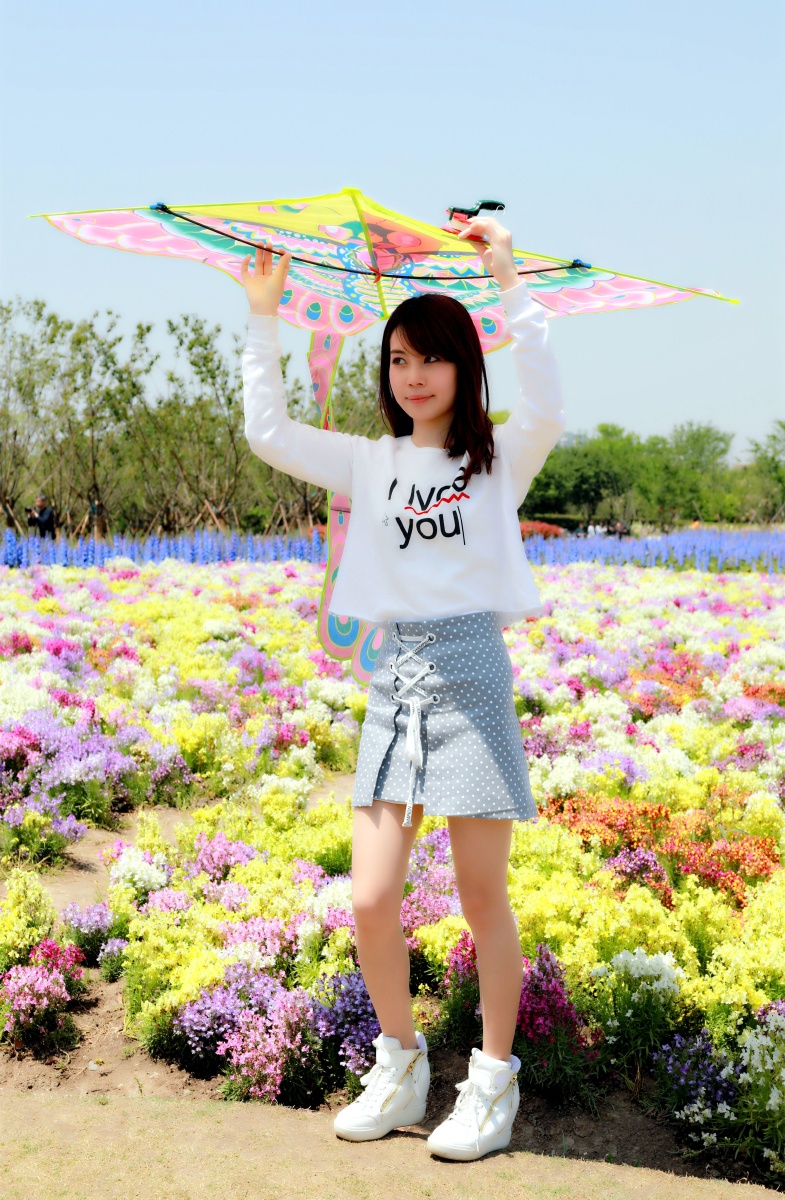 放风筝的少女