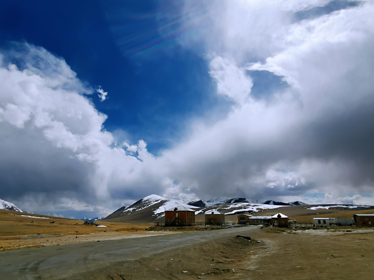 卡拉苏口岸的山云