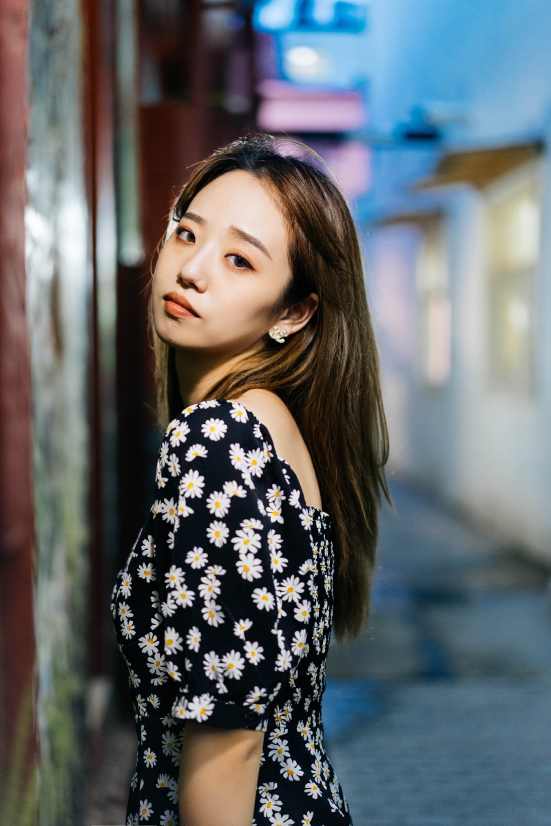 路灯下的夜景人像