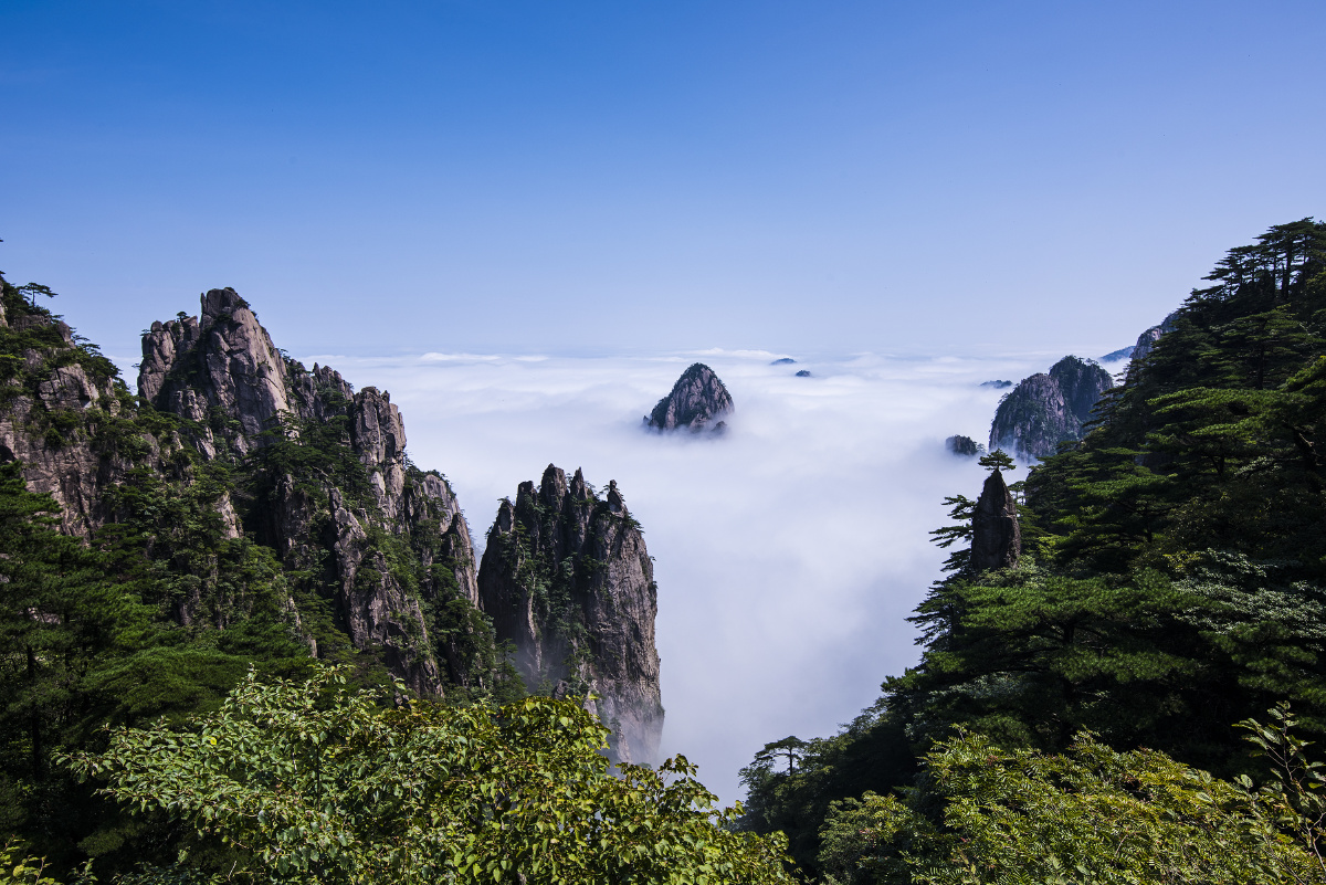 黄山北海景区,五指山和梦笔生花相对而立,巧遇云海堆积,好似诗人文思