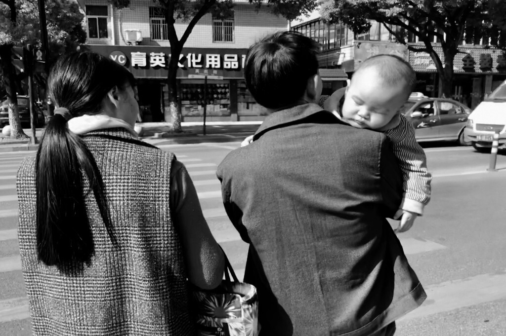 爷爷和奶奶在等红灯。
