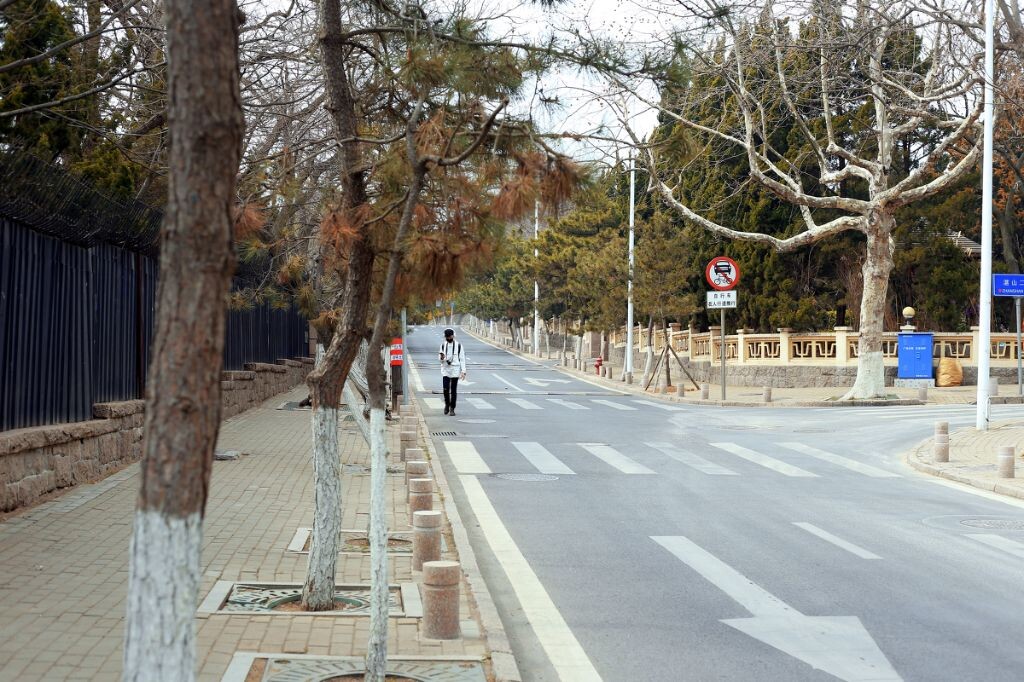 一个人去旅行<br />
带上一部手机<br />
带上一台相机<br />
   说走就走