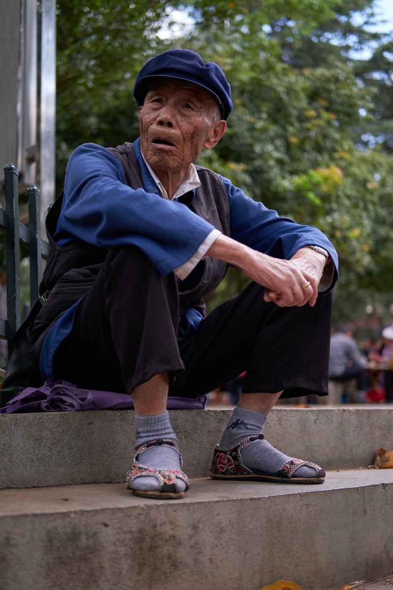 老倌标准形象,应该是穿着茵丹蓝中山装,戴顶帽