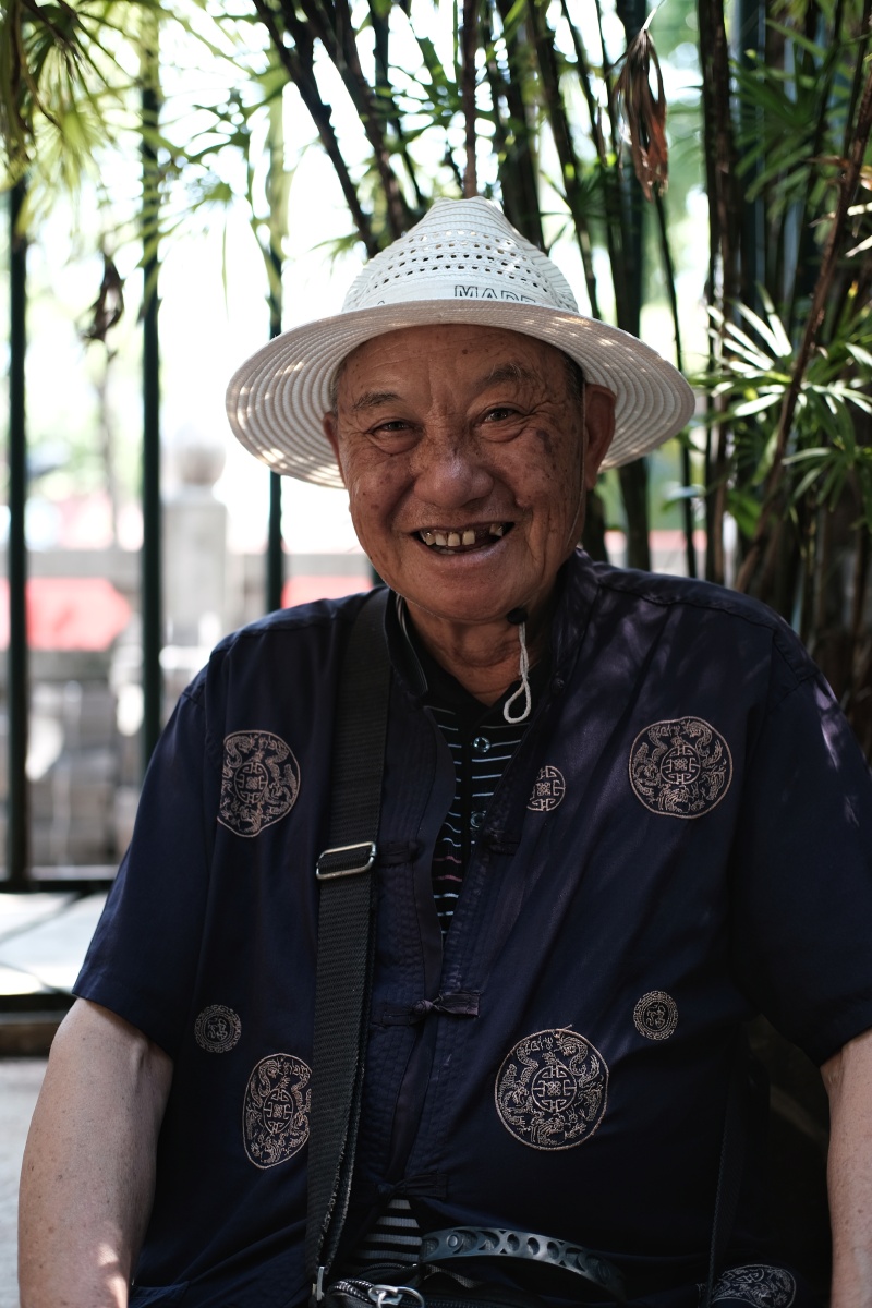 老倌标准形象,应该是穿着茵丹蓝中山装,戴顶帽