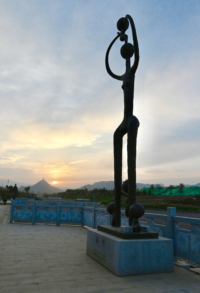 清晨白沙河岸边宇达集团的希望铜雕