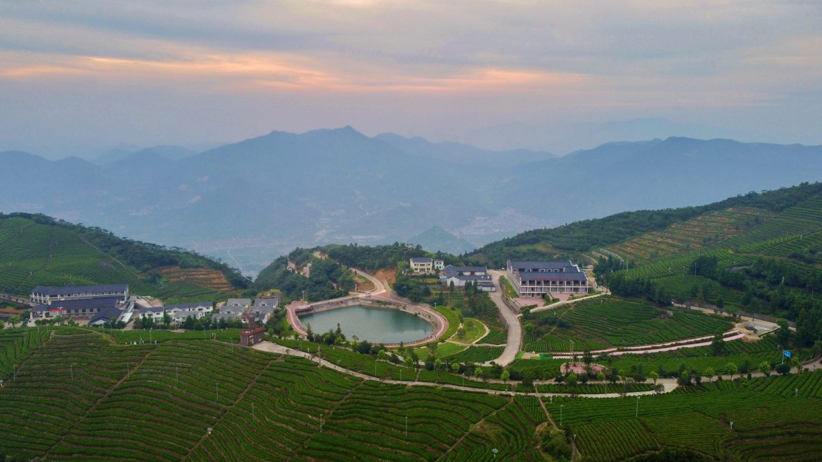羊岩山茶园上方的一抹晚霞山顶的小村庄小湖泊格外迷人