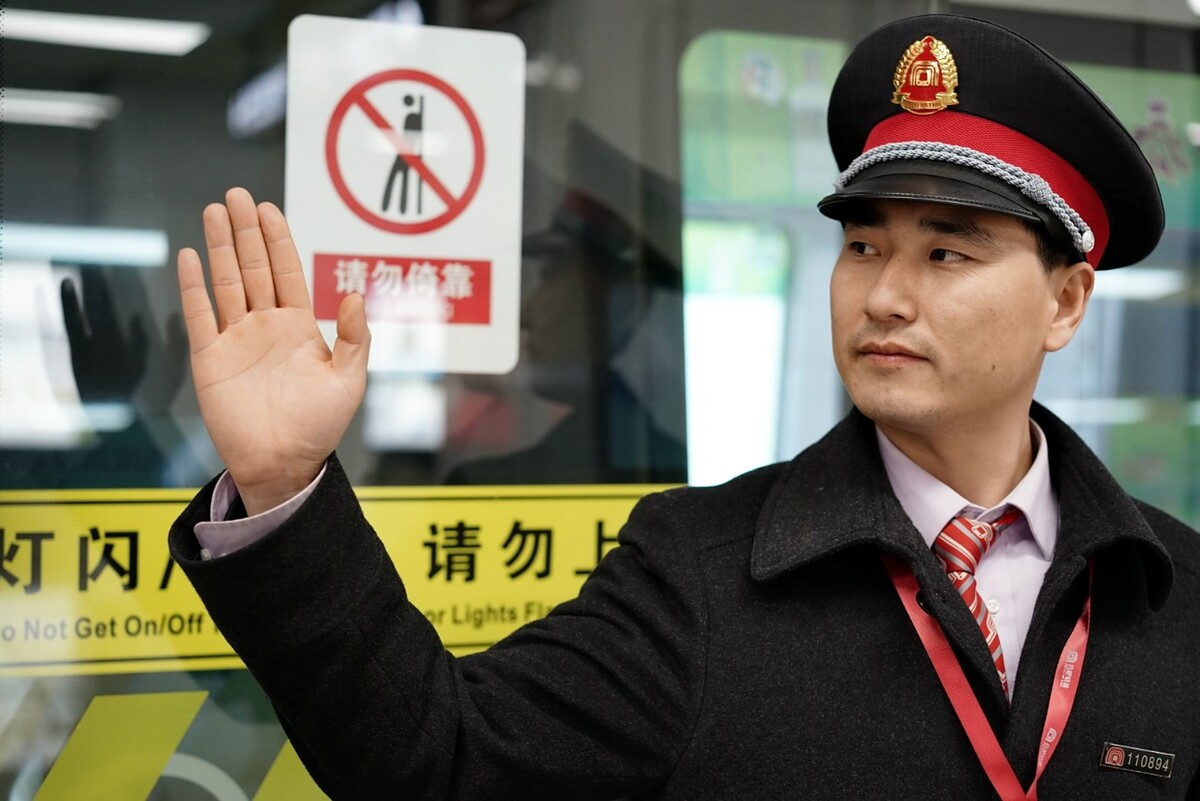 22:33,江建一丝不苟的做着每天重复无数次的动作,