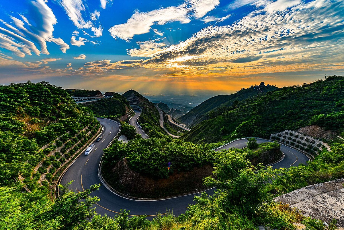 骊山盘山路晚霞