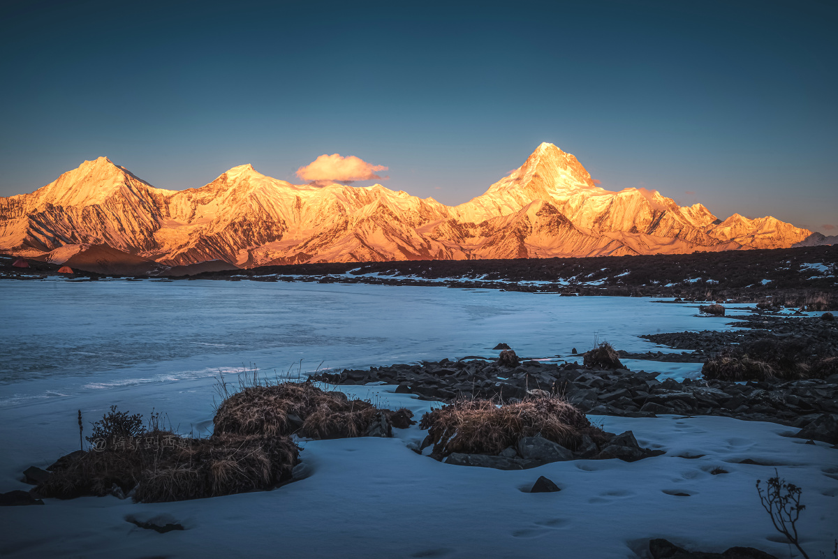 冷噶措日照金山