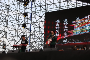 1904925