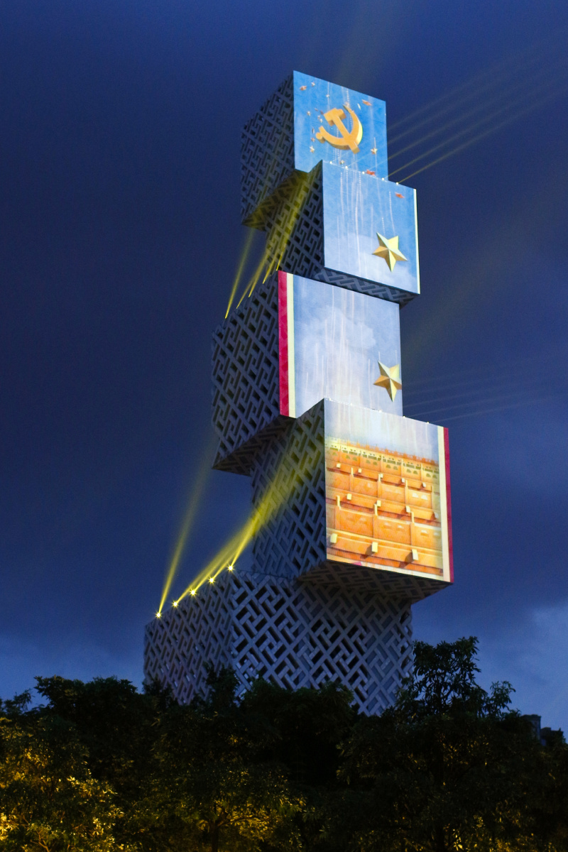 坊塔换新装适逢路过佛山新城地标坊塔换上新装给党庆祝生日拍摄地点