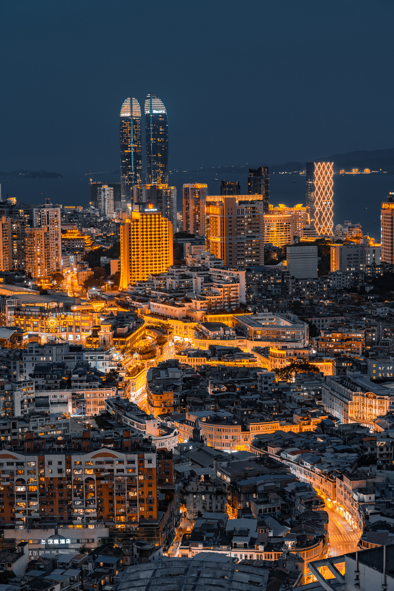 当夜幕降临于厦门思明路的璀璨灯火如同岩浆一般注向双子剑