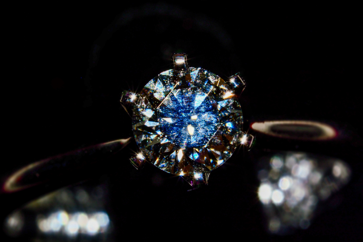 晶莹剔透的钻石折射出爱情最初的模样