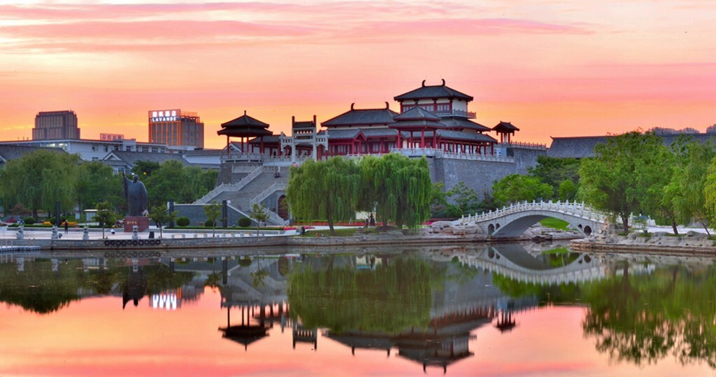 夕阳映照董子园