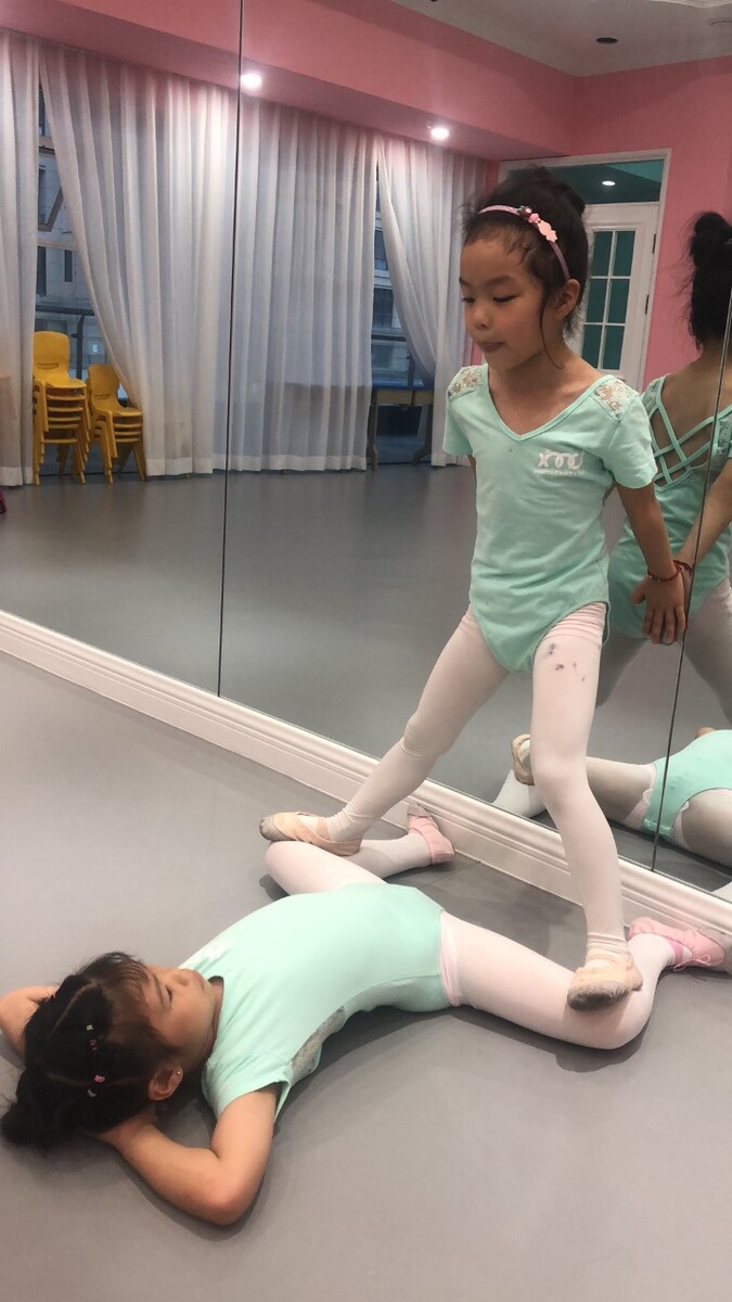 小学生芭蕾舞训视频,芭蕾舞袜子怎么穿?