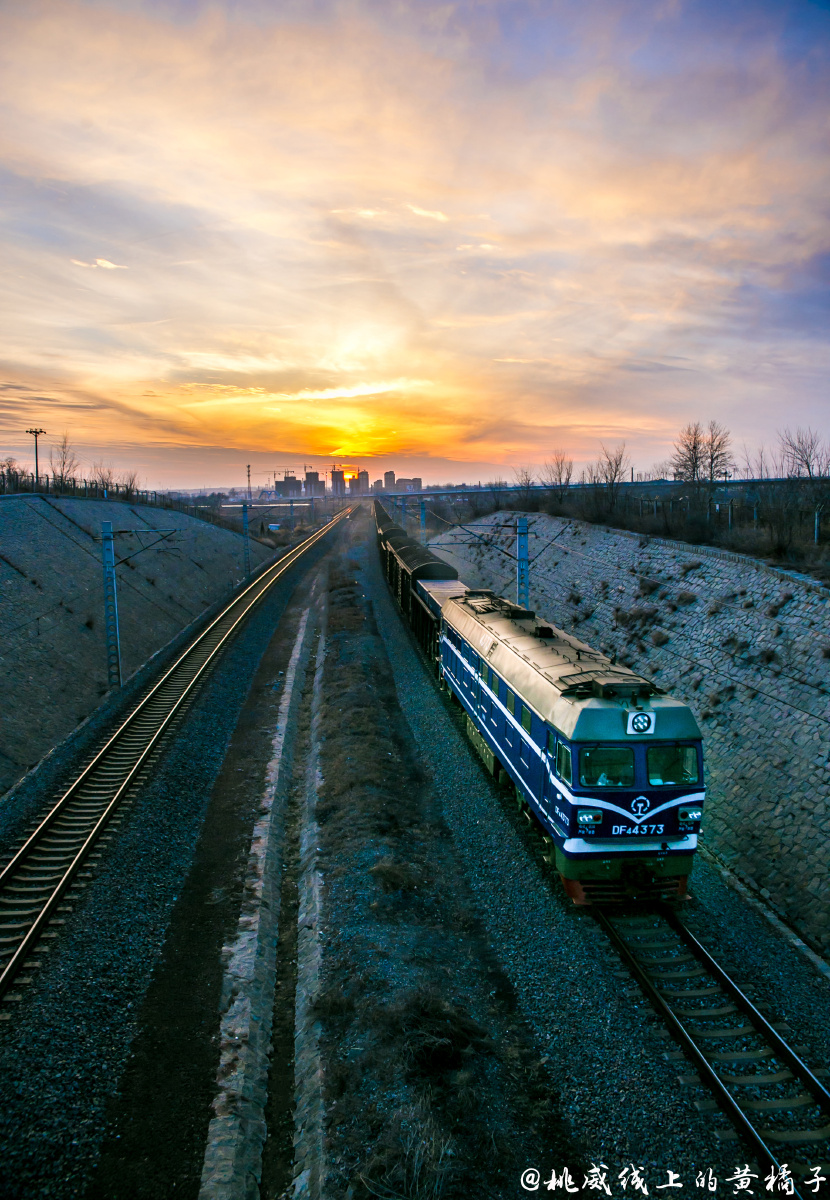 行驶在蓝烟线上的火车