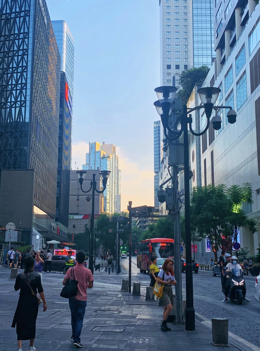 匆匆穿梭在城市街头上班族赶着回家的路上期待做满美味可口的饭菜看上