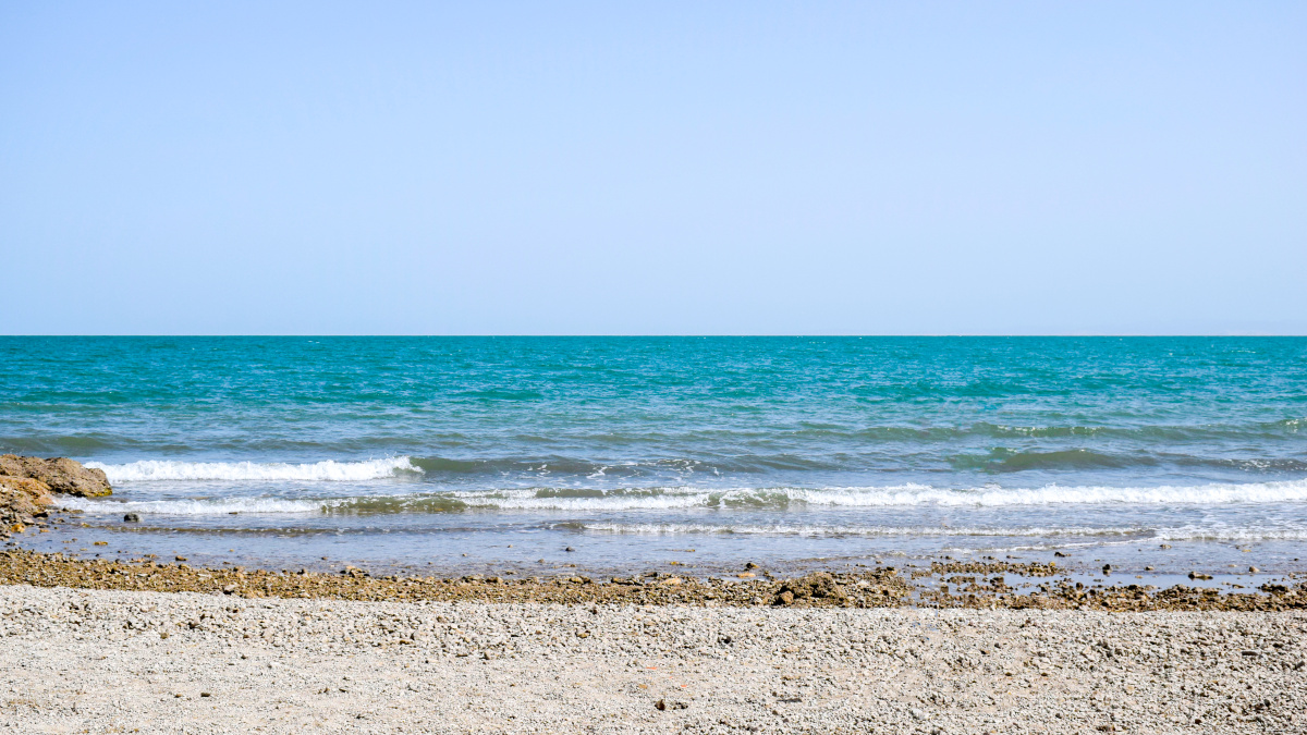 青海湖,藏语名为"措温布"(意为"青色的海").