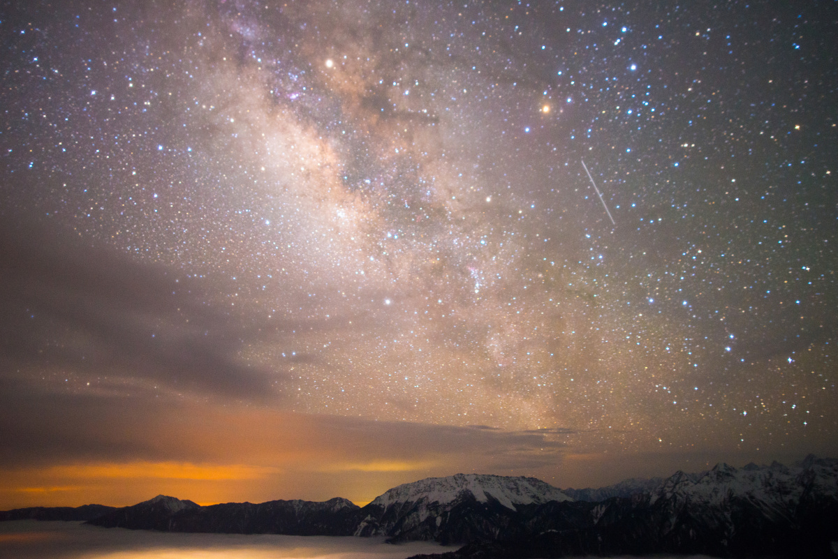 拍摄于海拔4000多米的达瓦更扎,浩瀚星空和流星,十分通透