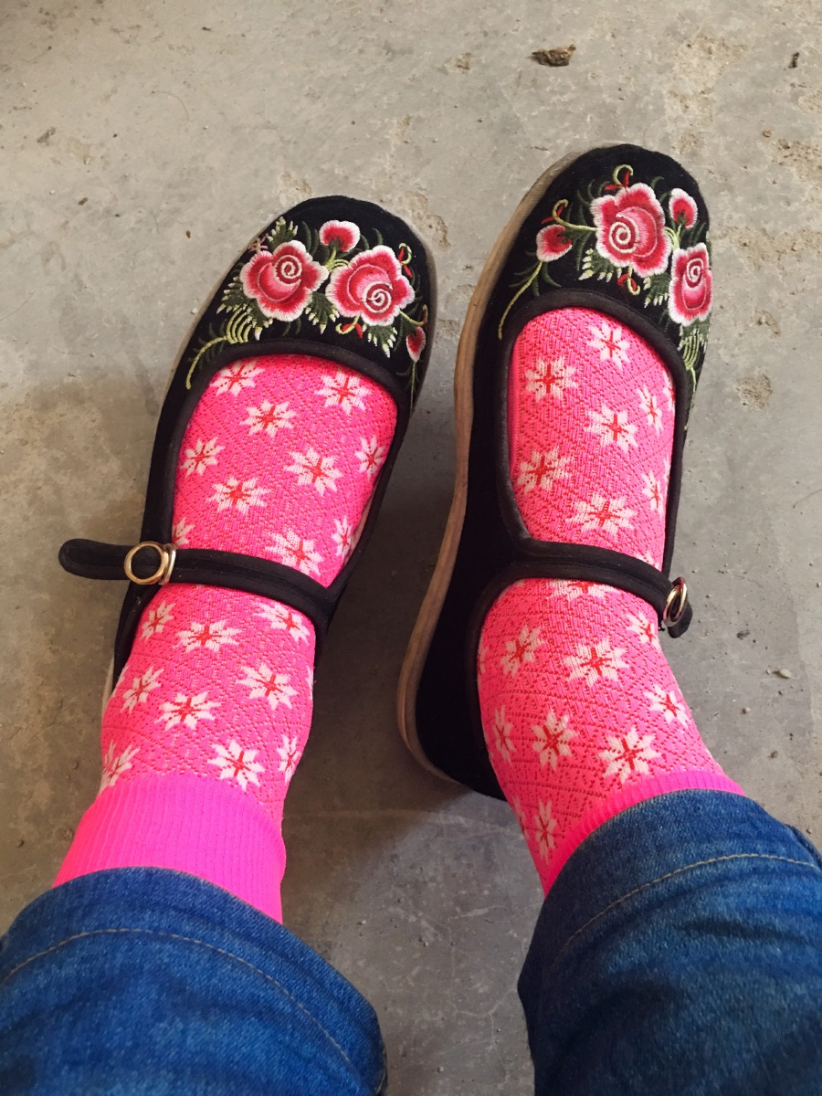 黑色绣花布鞋配尼龙花袜子