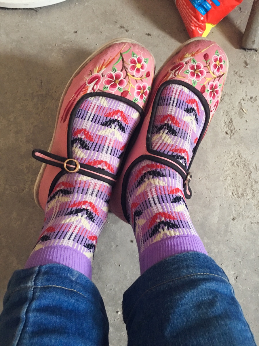 紧色尼龙花袜子搭配绣花布鞋