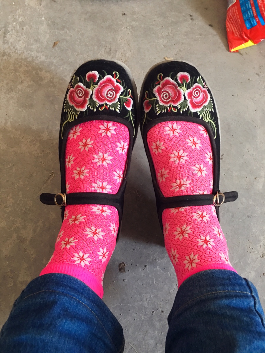 黑色绣花布鞋配粉红花袜子