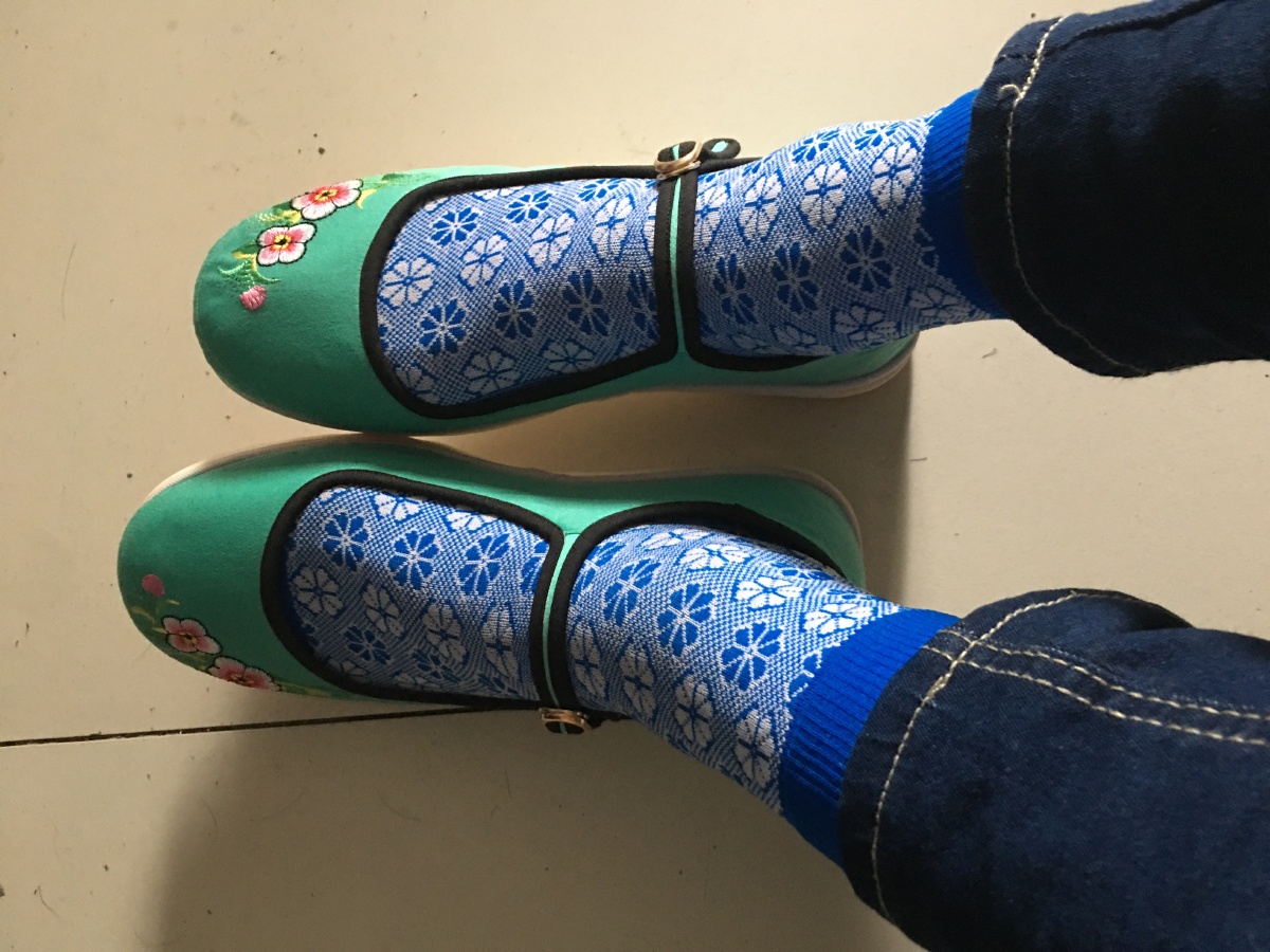 蓝花尼龙袜配布鞋和凉鞋