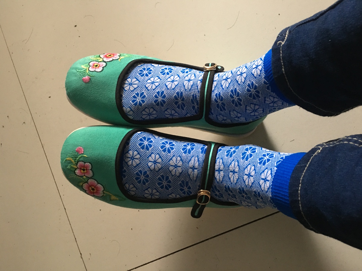 蓝花尼龙袜配布鞋和凉鞋