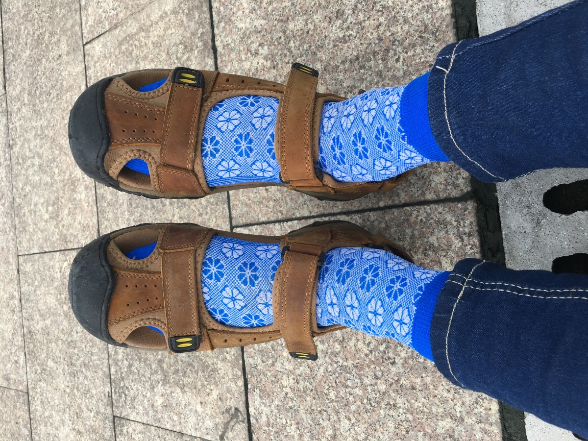 蓝花尼龙袜配布鞋和凉鞋