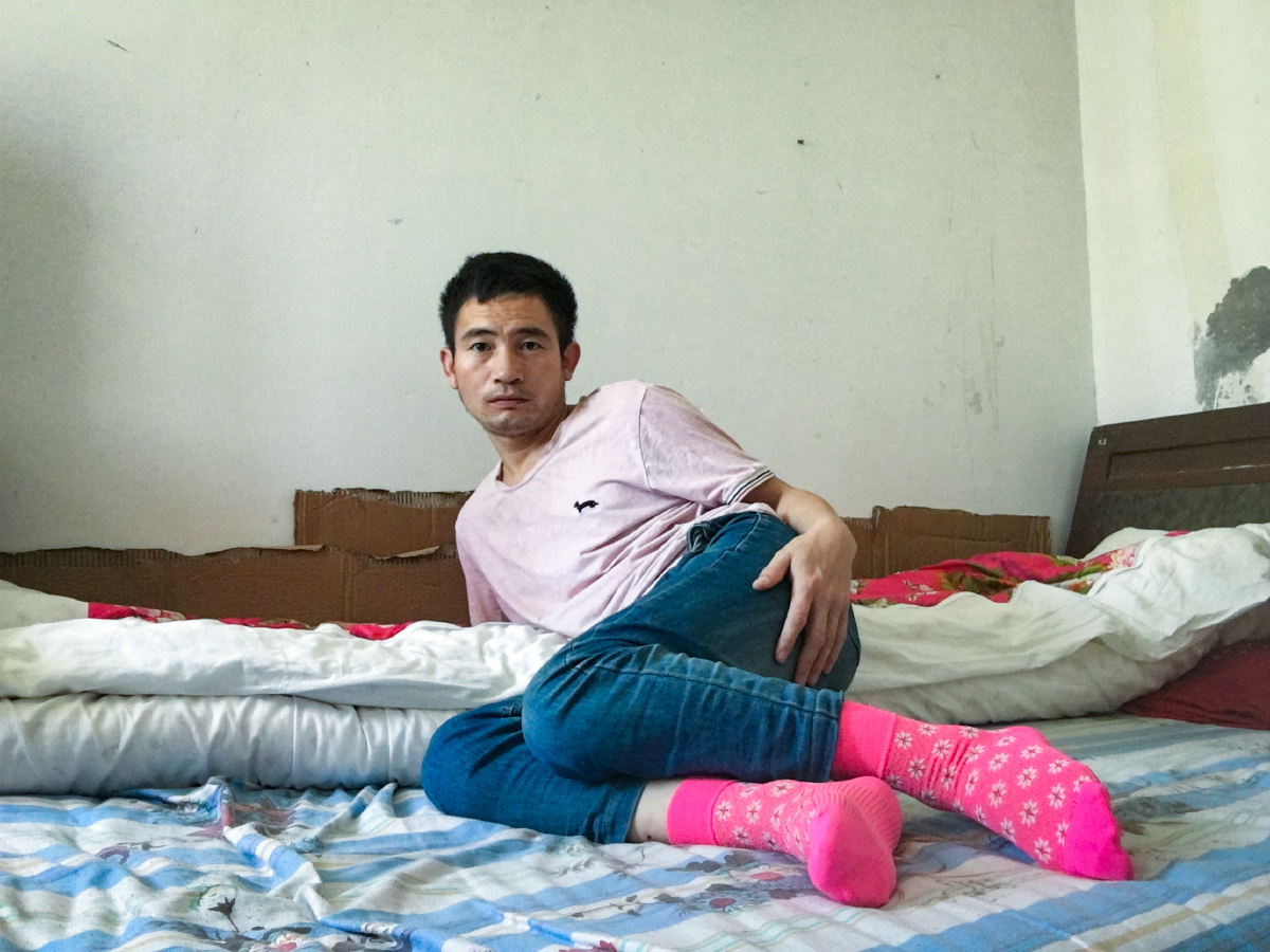 在床上穿尼龙花袜子拍的