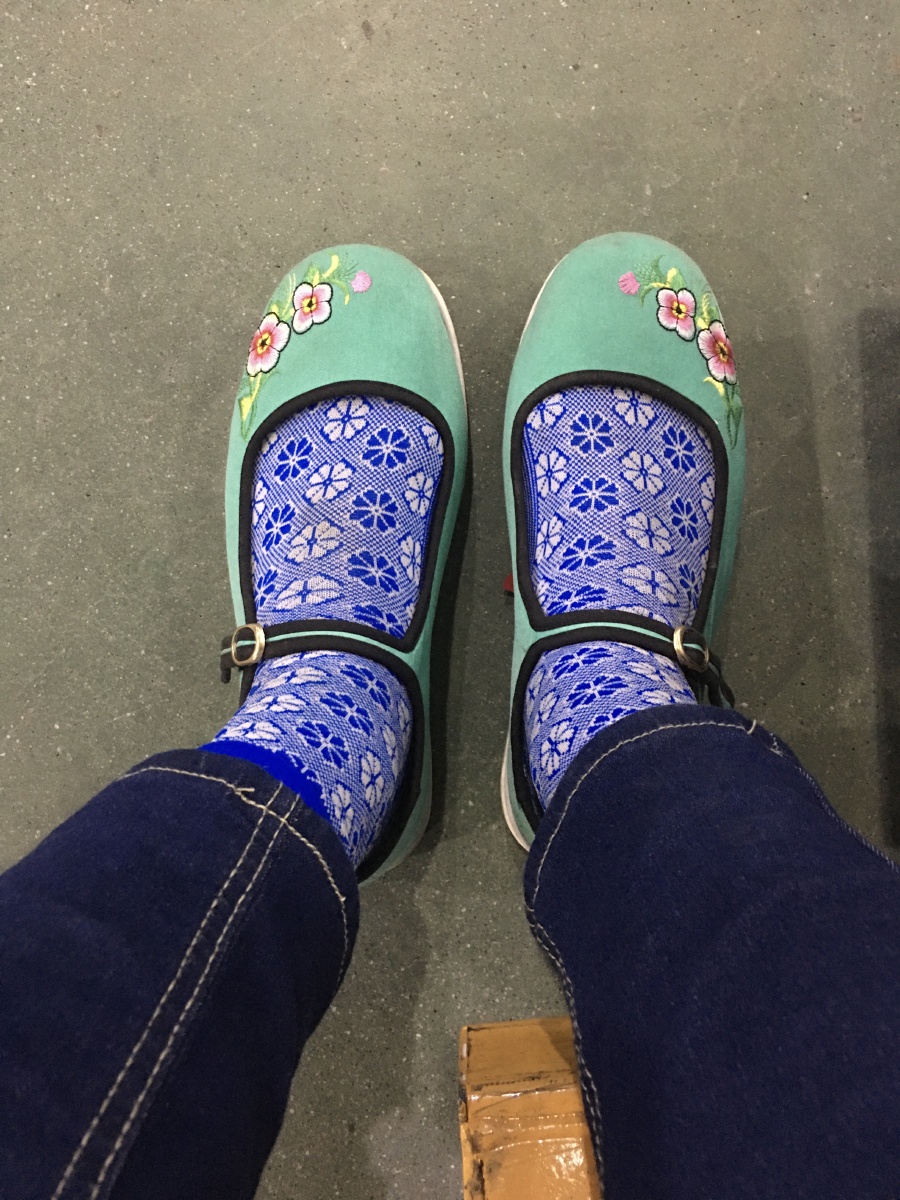 蓝花尼龙袜配布鞋和凉鞋