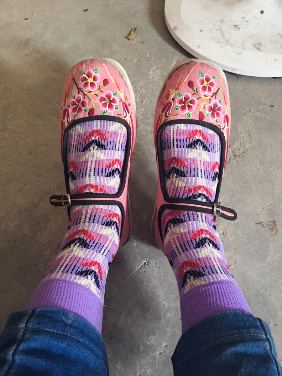 紧色尼龙花袜子搭配绣花布鞋