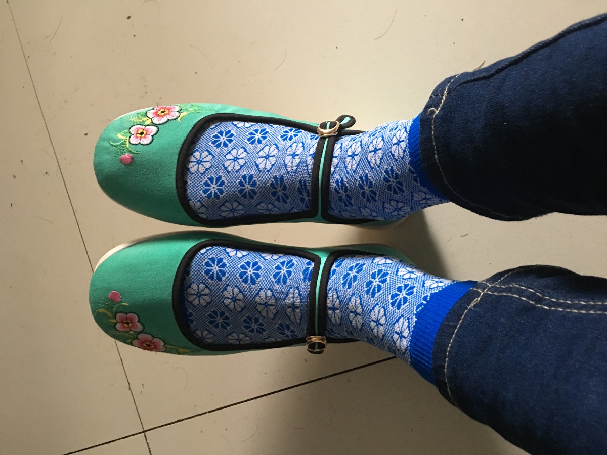 蓝花尼龙袜配布鞋和凉鞋