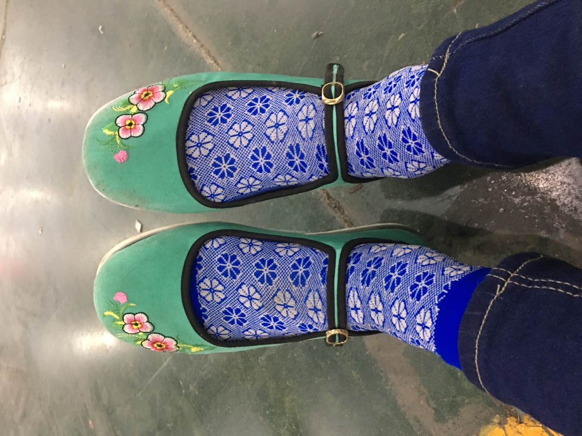 蓝花尼龙袜配布鞋和凉鞋