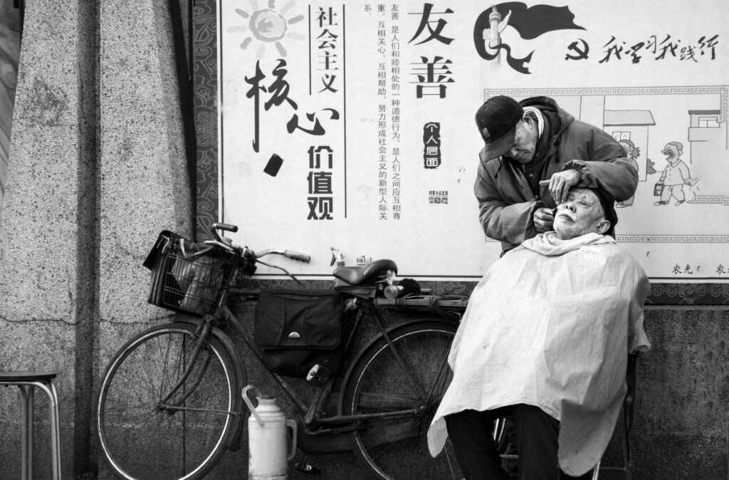 车轮滚滚，人来人往，还坚守的他用一个暖瓶，一辆二八，一个靠背椅讲述上个世纪的故事。