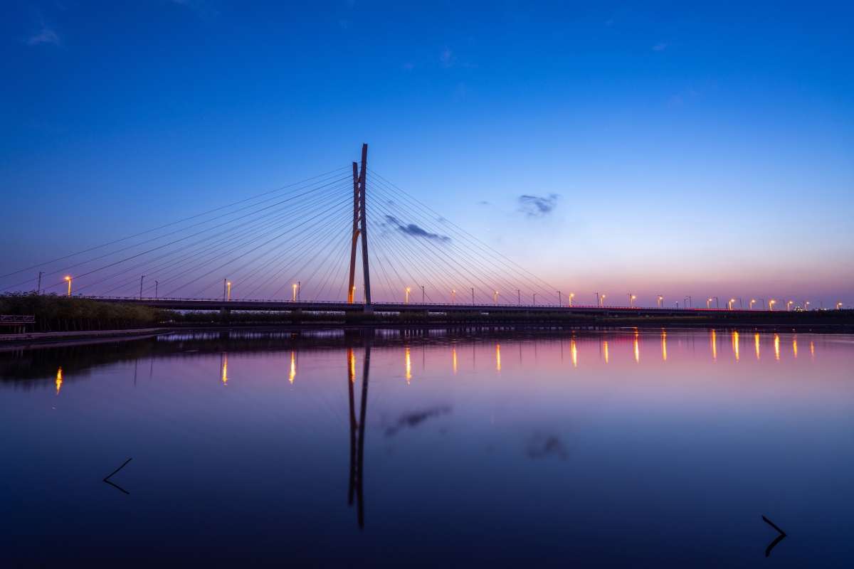 盘锦市辽河北路跨辽河桥日暮时分