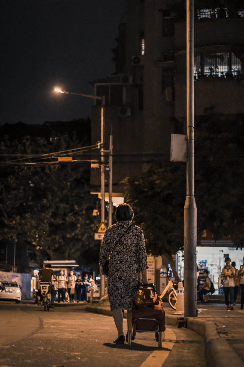 简单的背影是生活是孤冷是故事