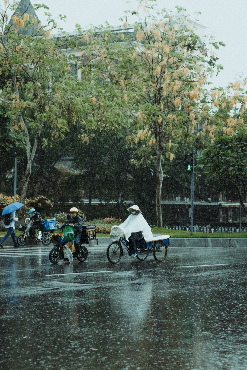 雨中行人